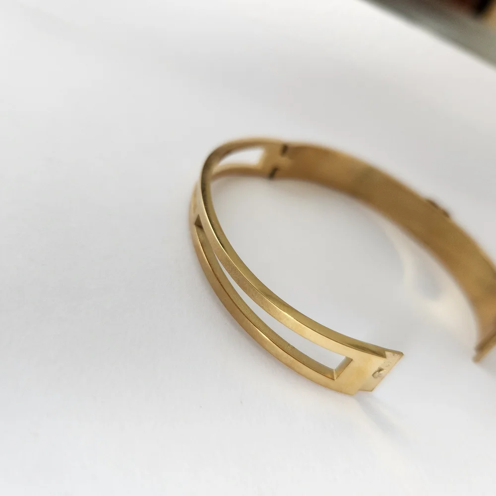 Gucci Gold Logo Bracelet - Picture 2 of 4